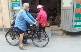 Ông người Pháp đã tìm được chiếc xe ưng ý nhất với mình sau khi đi tìm hiểu thì chỉ có nguồn hàng rẻ mới đáp ứng được